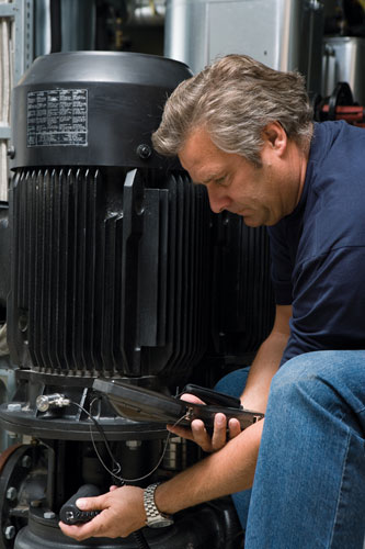 Der Grundfos-Service misst Schwinggeschwindigkeit,...