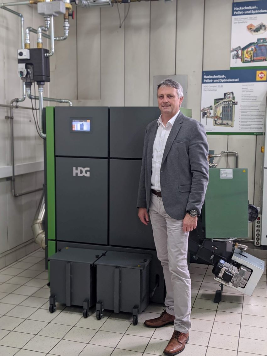 HDG Geschäftsführer Martin Ecker vor der neuen HDG...