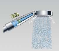 Raindance mit AirPower: Die intelligente Brausetechnologie reichert Wasser mit Luft an. Durch diese Erfindung entstehen füllige, weiche Tropfen, die aus der Strahlscheibe sprudeln wie natürlicher Regen. Und<br />Wasser wird effizienter genutzt. Wasser-Wellness mit dem Umweltgedanken zu verbinden, ist Hansgrohes Spezialität. AirPower, wie auch die Wassersparfunktion EcoSmart, treffen den nachhaltigen Nerv der Zeit. Bild: Hansgrohe