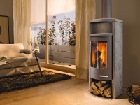 Der passende Brennstoff, die optimale Temperatur im Feuerraum und die richtige Luftzufuhr sind entscheidend für eine saubere Verbrennung. Bild: HKI