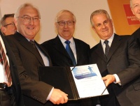 HANNOVER MESSE 2010 (19. bis 23. April) Preisverleihung Energy Efficiency Award 2010:(l-r) Manfred Greis, Generalbevollmächtigter der Viesmann Werke GmbH & Co KG (1. Preis), Rainer Brüderle, Bundesminister für Wirtschaft und Technologie, und S.E. Claudio Scajola, Bundeswirtschaftsminister der Republik Italien. Foto: Deutsche Messe Hannover