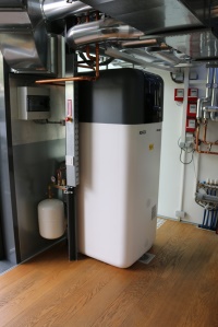 Seit November 2013 ist die Luft-/Wasser-Wärmepumpe HPSU compact von ROTEX wichtiger Bestandteil des Hauskonzeptes. Bild: ROTEX 