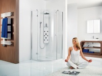 Die Verbindung zwischen Dusche und Wand ist dank dieser Clipstechnik innen und außen völlig glatt und damit besonders edel und pflegeleicht. So verschwinden sämtliche Schrauben und Abdeckkappen nach der Montage hinter einer hochwertigen und eleganten Profilblende. Bild: HSK