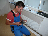 Einweisung und schulung der Handwerker: HZ Produkt-Entwickler Rolf Burkhardt im Praxiseinsatz.