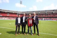 Wolf ruft zusammen mit Richter+Frenzel und der Unterstützung des Fußballvereins den „1. FCN Handwerker Club“ ins Leben.<br />