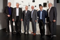Generationenwechsel vollzogen: Zum 31. März 2011 werden die langjährigen Vorstände der<br />Hansgrohe AG Karl-Heinz Hammann (2.v.l.) und Otto Schinle (3.v.r.) aus der Geschäftsleitung des Unternehmens ausscheiden. Weiter zum Unternehmensvorstand gehören Marc Griggel (l.),<br />der CEO Siegfried Gänßlen (3.v.l.), sein Stellvertreter Richard Grohe (2.v.r.) und Frank Semling (r.). Bild: Hansgrohe