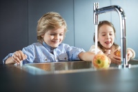 Auch die innovative Select-Technologie, bei der man mit einfachem Knopfdruck<br />den Wasserfluss steuert, präsentiert die Küchen- und Bad-Marke hansgrohe bei<br />ihrer Premiere auf der LivingKitchen 2017.<br />Bild: Hansgrohe SE