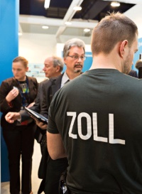 Kein Pardon für Produktpiraten: Werner Heinzelmann, Leiter der Abteilung Patente und Schutzrechte der Hansgrohe SE, zieht gemeinsam mit dem Zoll die Kopie einer Hansgrohe Küchenarmatur auf der Messe ISH in Frankfurt aus dem Verkehr.<br /><br />Quelle: Hansgrohe