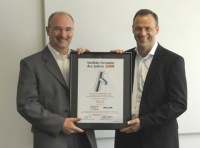 "Armatur des Jahres": Hans Georg Pauli (links), Chefredakteur des Brancheninformationsdienstes "markt intern", überreicht Thomas Musial, Geschäftsführer der Hansgrohe Deutschland GmbH, die Urkunde. Foto:Hansgrohe AG 