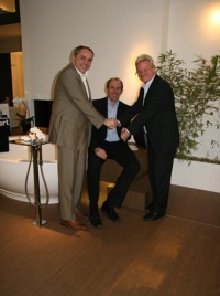 Gelungene  Nachfolgeplanung:  Hansgrohe  CEO  Siegfried  Gänßlen (r.) gratuliert Marc Griggel (Mitte) und Frank Semling (l.) zur Berufung als stellvertretende Vorstandsmitglieder. Foto: Hansgrohe