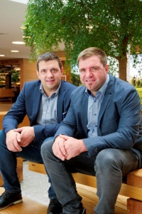 Geschäftsführer Anton und Markus Hargassner, Bildunterschrift: Ein Familienunternehmen in der zweiten Generation: Anton und Markus Hargassner
