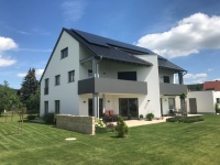 Familie Popp erzeugt mit einer Photovoltaik-Anlage und einer Wärmepumpe klimaschonend Energie für den Haushalt, die Raumheizung und das warme Wasser sowie das Elektroauto. <br />Bild: Gerhard Popp<br />