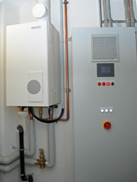 Ein Blick in den Heizraum der Mühle: links das Gas-Brennwertgerät, rechts ein Schaltschrank für die Lüftung.<br />Bilder: Brötje 