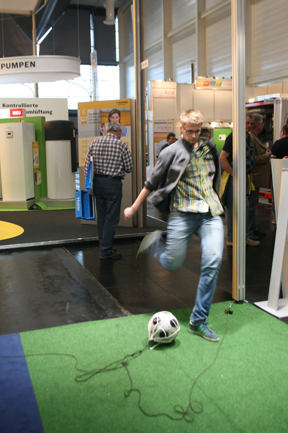 Henri Wieland gewann mit 98,1 km/h den Adidas Brazuca...
