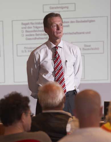 Rechtsanwalt Thomas Herrig informiert in Seminaren...