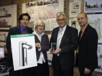Gelungene Partnerschaft zwischen öffentlicher Hand und Privatwirtschaft: Professor Rainer-Maria Weiss, der Direktor des Archäologischen Museums Hamburg, freute sich mit Architektin Barbara Fleckenstein über die Armaturenspende der Hansgrohe AG für den Museumsbau, die Ralf-Donald Obst, Repräsentant des SChwarzwälder Sanitär- und Badspezialisten in der Hansestadt, und Pressesprecher Carsten Tessmer (v.l.) übergaben. Foto:Hansgrohe