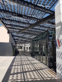 Hochtransparente Doppelglas-Photovoltaikmodule der Sonnenstromfabrik ermöglichen umweltbewußte Sonnenschutzkonstruktion. Bild: Provence Eco Energie