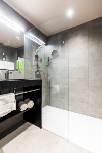 Viel Komfort auf kleinem Raum: Die Bäder im RiKu Hotel sind mit den Dusch-WCs Geberit AquaClean Mera und Sela sowie mit der bodeneben verlegten Duschfläche Geberit Setaplano ausgestattet. <br />Bild: Barfüßer Gastronomie-Betriebs GmbH & Co. KG