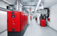 Heizzentrale Triesen. Über den PowerBloc-BHKWs die Be- und Entlüftung der KWK-Module, durch die die Abwärme der Motoren über Luft/Wasser-Wärmetauscher zu den beiden Sole/Wasser-Wärmepumpen Thermalia (rechts) fließt. 