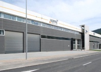 Rund 6.300 Quadratmeter Platz bieten die neuen Hallen und Büroräume dem Team von Hüppe Spanien. In nur sechs Monaten wurde der neue Firmenstandort in Llinars del Valles vor den Toren Barcelonas errichtet, bezogen und in Betrieb genommen. Foto: Hueppe<br />