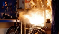 Der Akku des E-Bikes explodiert beim Laden und verursacht einen Brand. Mit dem Akku-Presswerkzeug klappt das auch… Bild: IFS