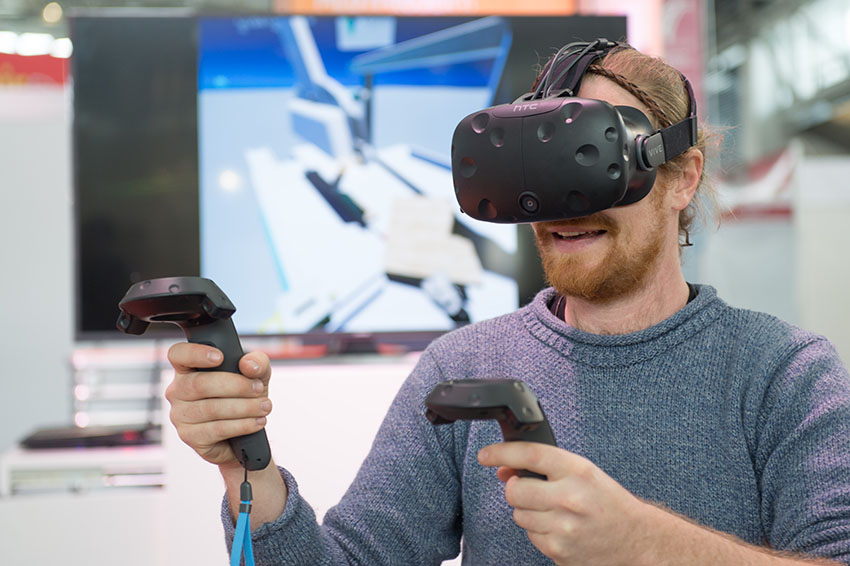 Wissensvermittlung mit Hilfe einer VR-Brille am Stand...