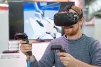 Wissensvermittlung mit Hilfe einer VR-Brille am Stand von Craft Guide auf der IHM 2018. <br />Bild: GHM