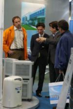 Fachbesucher informieren sich auf der IKK 2004