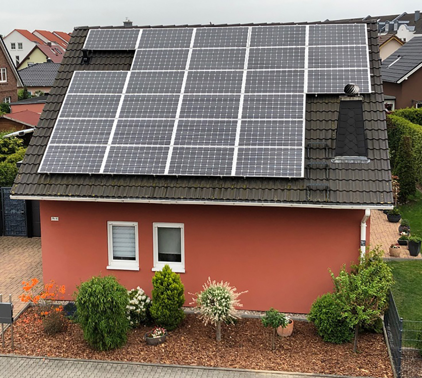 Diese PV-Anlage mit 2 kWp in Ost-West-Ausrichtung (zu...