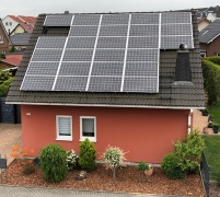 Diese PV-Anlage mit 2 kWp in Ost-West-Ausrichtung (zu.......