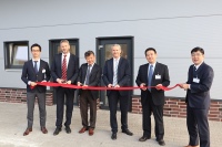 Großer Bahnhof für den Neubau (v.l.n.r.): Shoken Okamura (Yanmar Energy System Co., Ltd.), Henning Brake (Vorstand RMB AG), Yosuke Tajima (Vorstand RMB AG), Jens Brake (Vorstand RMB AG), Jimmy Onishi (Yanmar Energy System Co., Ltd.), Takanori Sakae (Yanmar Energy System Co., Ltd.<br />Bilder: RMB/ENERGIE