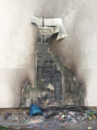 Mülltonnenbrand an einer gedämmten Wand. Gut zu sehen.......