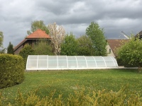 Ein guter Standard sind lichtdurchlässige und verschiebbare Überdachungen aus Kunststoff. <br />Bild: fy