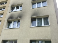 Nicht gedämmte Dämmdübelteller und Vergrauung an einer Fassade weisen auf zu dünnen und falschen Putz hin.<br />Bild: fy