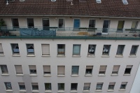 Meist tut es ja das außenliegendes Rollo. Doch eine Verschattung kann weit mehr als nur vor Licht und Hitze schützen.