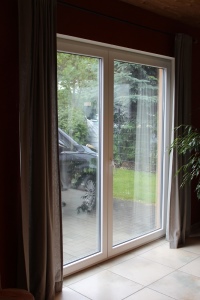 Folien wie an diesem Fenster bieten zwar einen wirksamen Sonnenschutz, sind aber wenig flexibel. <br />Bider: fy
