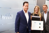 (v.l.n.r.): Oliver Hermes (Wilo-Vorstandsvorsitzender), Bernadette Wagner (Investor Relations & Corporate Governance) und Kay Hoffmann (Corporate Relations & Networks) freuen sich über die Auszeichnung des Geschäftsberichts.<br />Bild: Wilo