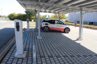 Mit eigener Stromproduktion und Batteriespeicher kann man auch ein E-Auto smart einbinden. <br />Bild: fy