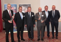 Freuen sich über den BVF-Award 2017: Heinz Eckard Beele (IMI), Hans Arno Kloep (Querschiesser) als Laudator, Ulrich Stahl (Vorstandsvorsitzender des BVF e. V.), Michael Schuster, Christian Kemper und Karl-Heinz Kramer (alle Wavin).<br />Bild: BVF