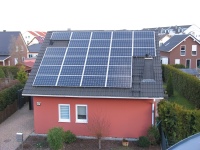 Eigenversorgung mit Sonnenstrom und einem Biomassse-Kamin – zwei Bausteine für die Energiewende in den eigenen 4 Wänden.<br />Bild: fy