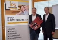 Prägte die IPS seit 2004 als Industrieverband pro<br />Keramikschornstein: Johannes Kaindlstorfer (links) mit Anton W.<br />Hart.<br />Bilder: IPS