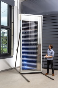 Die Jalousie ist insbesondere für Gebäude mit großen Glasfassaden geeignet. Der Demonstrator der Solarthermischen Jalousie ist in ein Doppelfassadenelement integriert.<br />Bild:  ©Fraunhofer ISE 