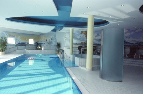 Das eigene Schwimmbad im Haus wird bei hochwertigen...