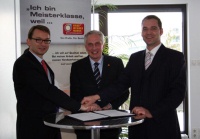 Unterzeichnung der Partnerverträge (v.l.): ZVSHK-Hauptgeschäftsführer Elmar Esser, Martin. M. Roschkowski, Geschäftsführer ITT Lowara Deutschland und Richard Böhland, Marketing-Verantwortlicher ITT Lowara<br />Deutschland.