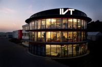 Das neue Online-Bestellportal von IVT ermöglicht den direkt belieferten Kunden im SHK-Fachhandwerk auch außerhalb der Geschäftszeiten, Artikel aus den Produktbereichen Prineto-Rohrinstallationssysteme und Latento-Solarwärmesysteme zu bestellen. Bilder: IVT