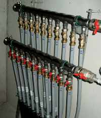 Großvolumige Prineto Heizkreisverteiler sorgen für eine gleichmäßige Temperierung der Betonflächen.