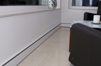 Die Sockelheizleisten von IVT erw&auml;rmen die Raumumschlie&szlig;ungsfl&auml;chen und sorgen durch Strahlungsw&auml;rme f&uuml;r behagliche Raumtemperaturen.<br />Bild: IVT