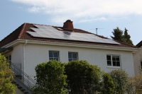 Das Gebäude wurde auch mit einer Photovoltaik-Anlage ausgestattet.<br />Bild: IWO