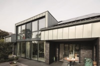 Familie Bennemann investierte rund 86.000 Euro in die Modernisierung ihres Hauses: Hybridheizung, Dämmung und kontrollierte Wohnraumbelüftung reduzieren nun den Energiebedarf deutlich.