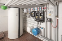 Hier läuft alles zusammen: Im Kombispeicher mit 180 Litern Brauchwasser und 570 Litern Heizwasser wird die von Solaranlage, Kaminofen und Ölheizung erzeugte Energie zusammengeführt.<br />Bilder: IWO<br />